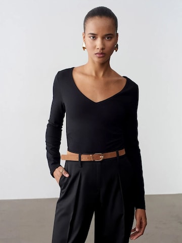 Dilvin - Blusa em preto: frente