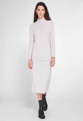 Fadenmeister Berlin Knitted dress in White: front