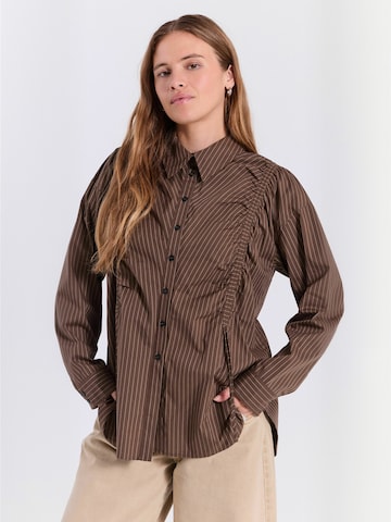 NORR Shirt ' Augusta ' in Bruin: voorkant