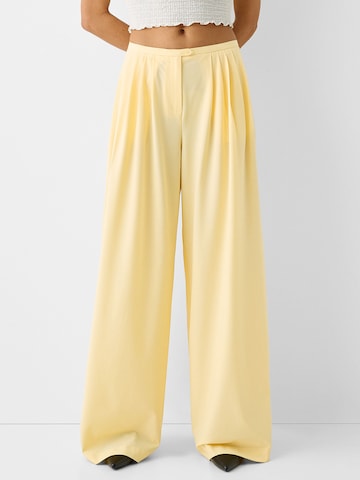 Bershka Wide leg Pleat-front trousers in Yellow: front