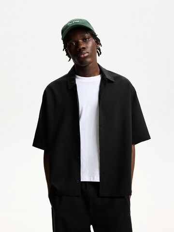 Fit confort Chemise Bershka en noir : devant