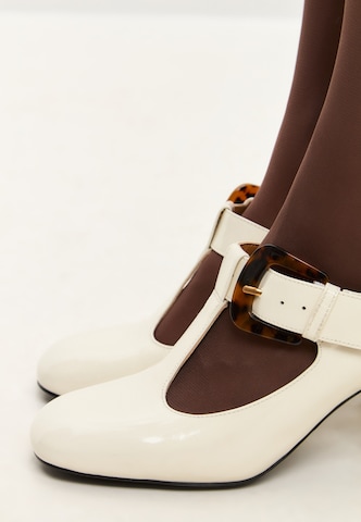CESARE GASPARI Pumps in White