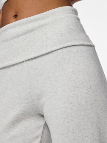 évasé Pantalon 'PCGEORGINA' PIECES en gris