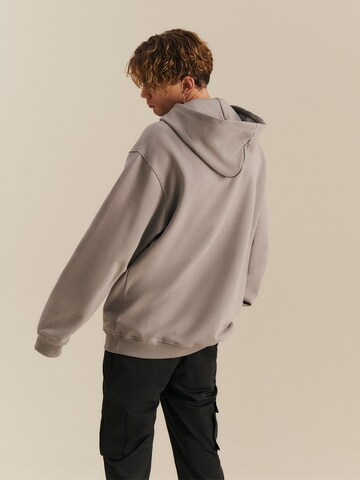 About You x Nils Kuesel - Sudadera 'Denny' en gris