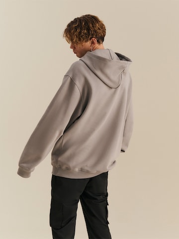 Sweat-shirt 'Denny' About You x Nils Kuesel en gris