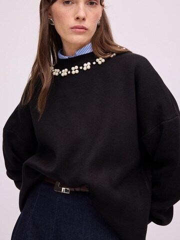 Touché Privé Pullover 'Sweater With Pearl Collar' i sort