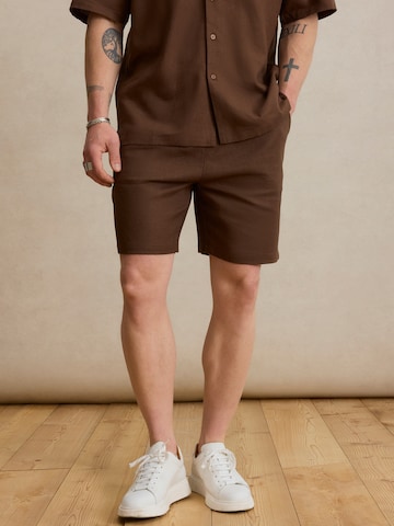 DAN FOX APPAREL Szabványos Nadrág 'Maddox' - barna: elől