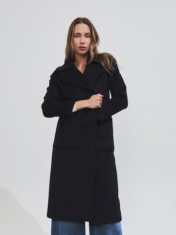 Manteau outdoor 'Long wrap-around coat with patch pockets' HANNIBAL LAGUNA COLLECTION en bleu : devant