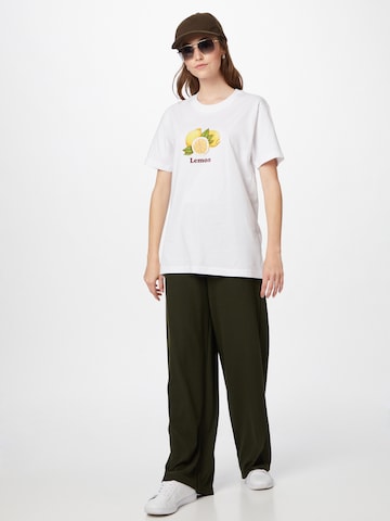 Merchcode T-shirt 'Lemon' i vit