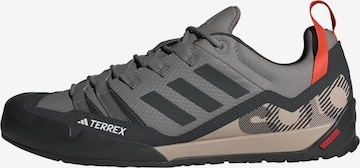 Chaussure basse 'Swift Solo 2.0' ADIDAS TERREX en gris : devant