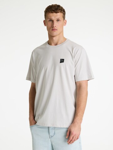 T-Shirt 'Motan' CHASIN' en gris : devant