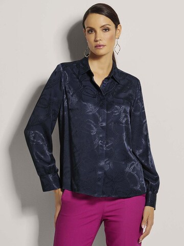 MADELEINE Bluse in Blau: Vorderseite