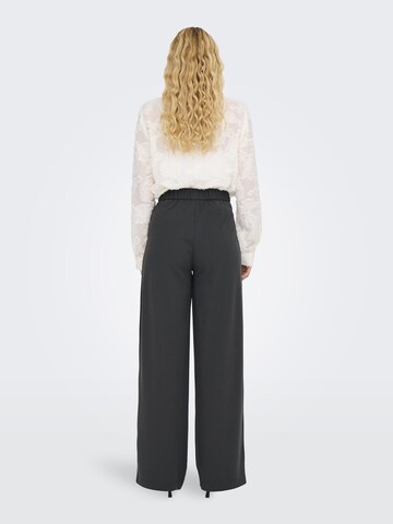 Wide leg Pantaloni con pieghe 'GEGGO' di JDY in grigio