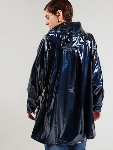 RAINS Демисезонное пальто в Синий