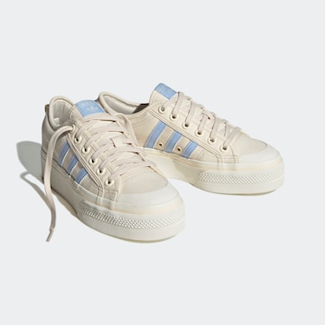 ADIDAS ORIGINALS Σνίκερ χαμηλό 'Nizza Platform' σε μπεζ