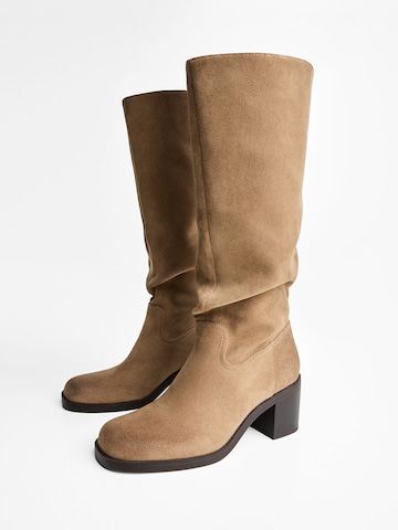 Bershka Stiefel in Beige
