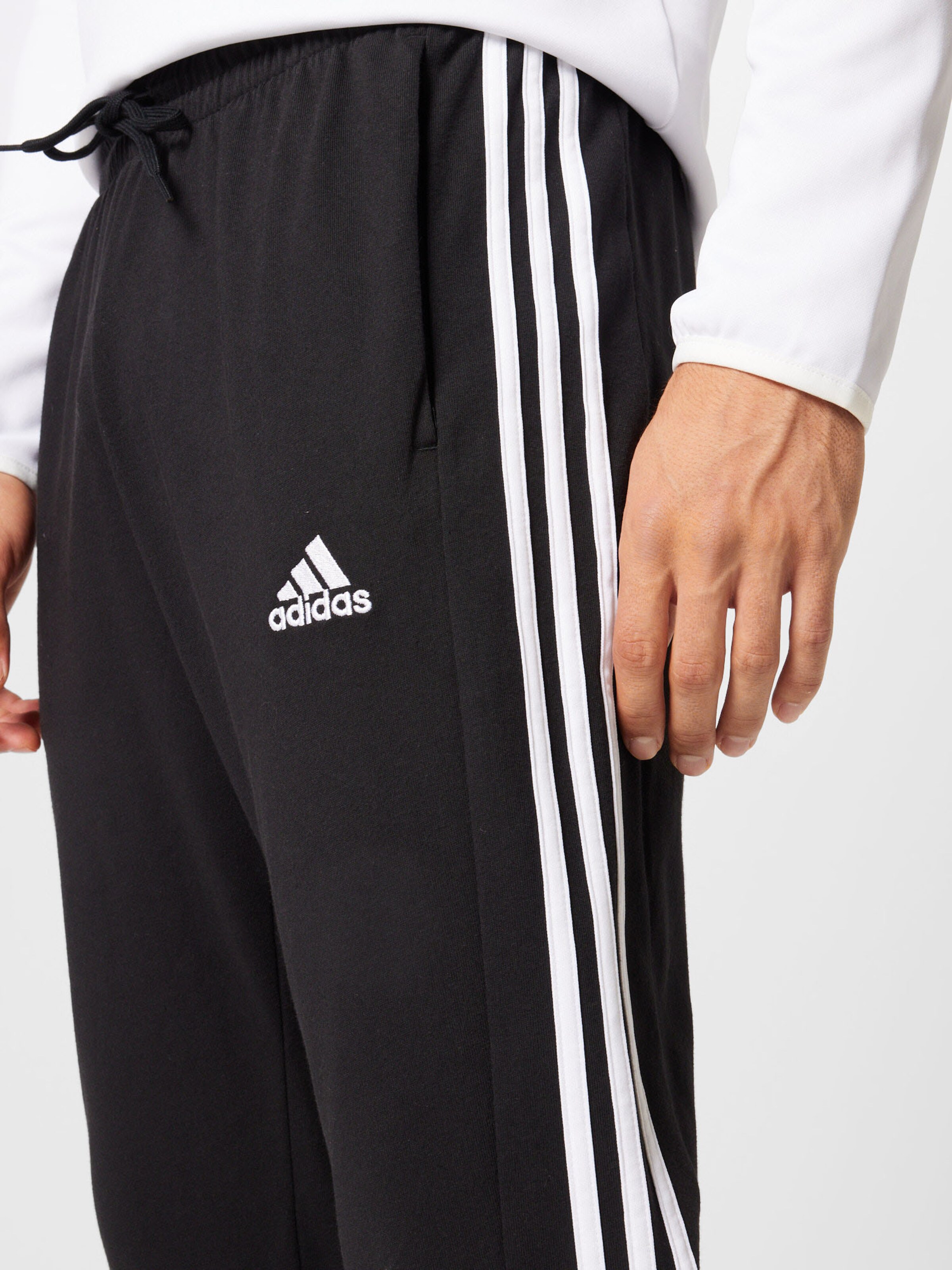 Coupe slim Pantalon de sport Essentials ADIDAS SPORTSWEAR en Noir ABOUT YOU