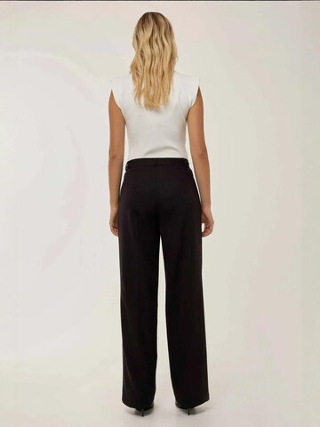 Loosefit Pantaloni con pieghe di Hiccup in nero