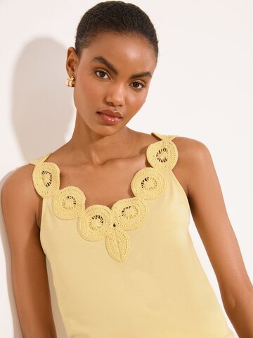 Lipsy Top in Gelb