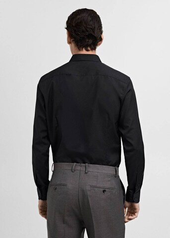 MANGO MAN Slim Fit Hemd 'Emeritol' in Schwarz