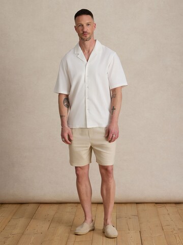 DAN FOX APPAREL - Ajuste regular Camisa 'Ryan' en blanco