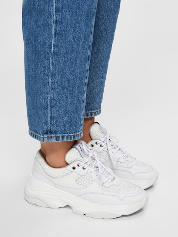 Baskets basses 'Gavina' SELECTED FEMME en blanc : devant