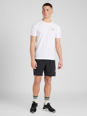 Costum de trening de la EA7 Emporio Armani pe alb: față