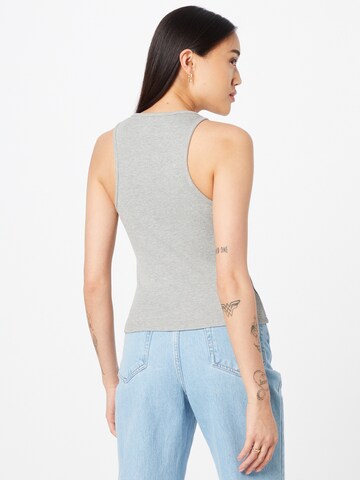 Top di Nasty Gal in grigio