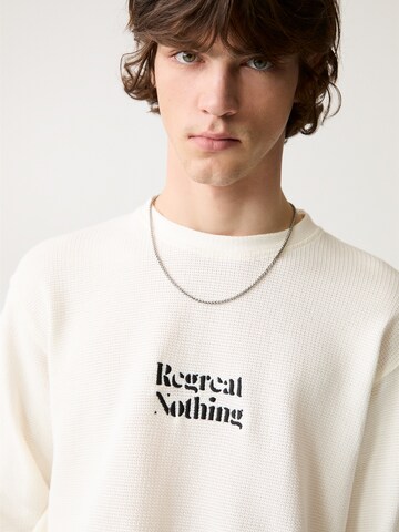 Sweat-shirt 'REGRET NOTHING' Pull&Bear en blanc
