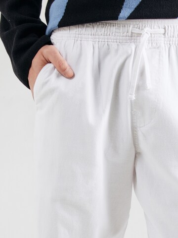 HOLLISTER Дънки Tapered Leg Панталон в бяло