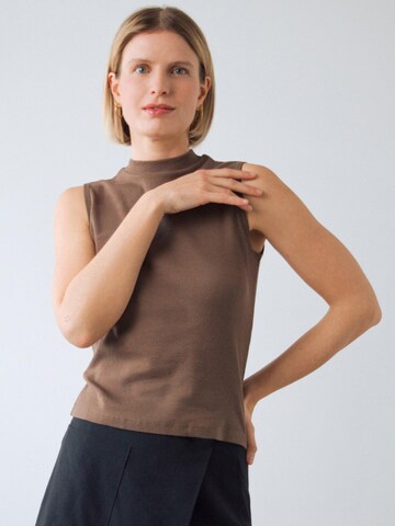 Top di Honest Basics in marrone