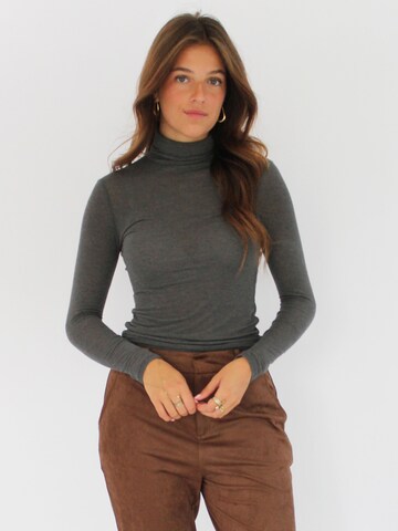 Honnête Atelier Langarm 'Sylvie' in Grau: Vorderseite