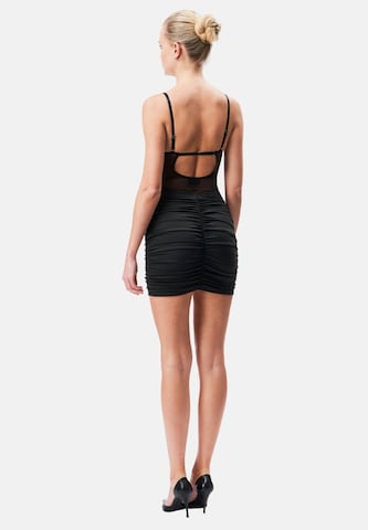 Robe de cocktail OW Collection en noir