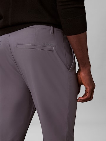 pilka Calvin Klein Prigludęs „Chino“ stiliaus kelnės