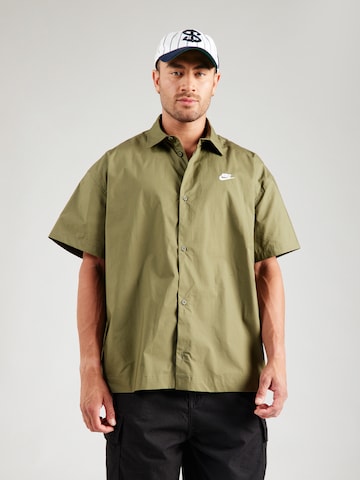 Fit confort Chemise 'CLUB' Nike Sportswear en vert : devant