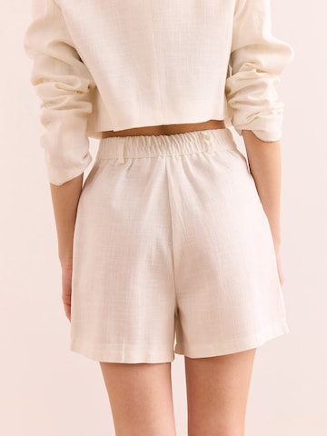 olalook - regular Pantalón plisado en blanco