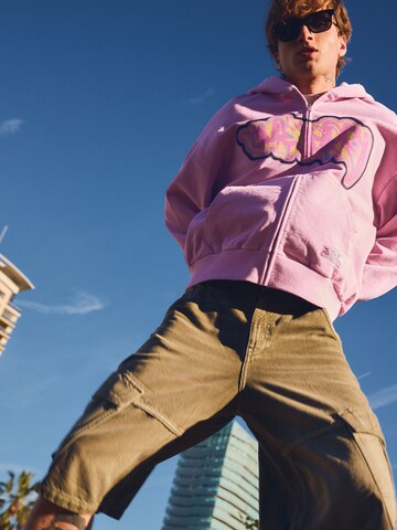 Bershka Collegetakki 'TOM&JERRY' värissä vaaleanpunainen