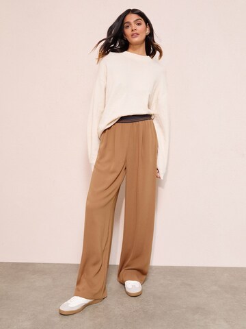 Wide leg Pantaloni con pieghe di Friends Like These in marrone