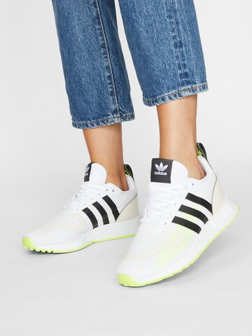 ADIDAS ORIGINALS Ниски маратонки 'Multix' в бяло