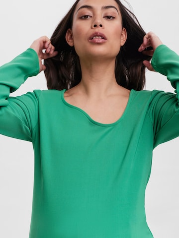 Vero Moda Maternity - Camiseta 'Windy' en verde