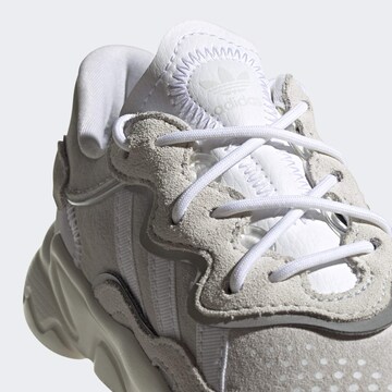 Baskets 'Ozweego' ADIDAS ORIGINALS en blanc