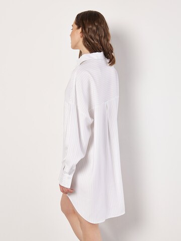 Apricot Kleid in Weiß