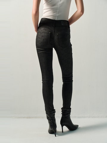 Skinny Jeans di KOROSHI in nero