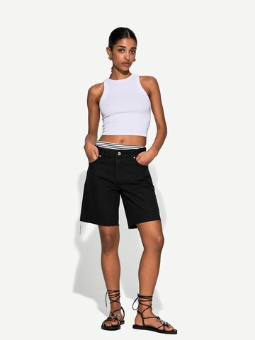Bershka Regular Shorts in Schwarz