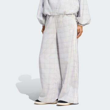 Wide leg Pantaloni di ADIDAS ORIGINALS in grigio: frontale