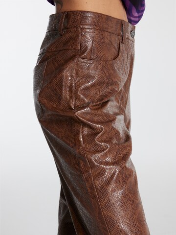 Regular Pantalon 'Elna' ABOUT YOU x Chiara Biasi en marron