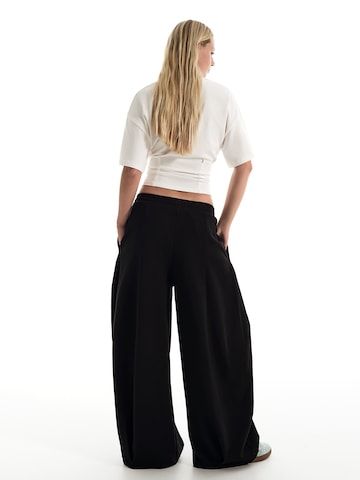 BershkaBaggy Hlače s naborima - crna boja