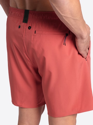 ARENA Beach Short 'EVO' in Rot