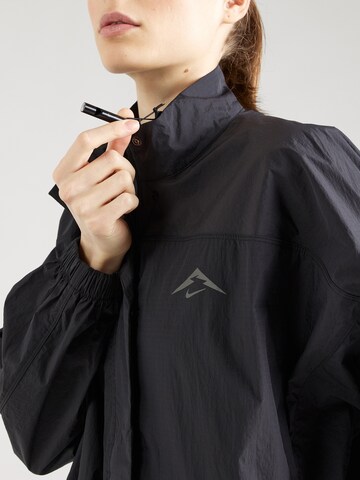 NIKE Trainingsjacke in Schwarz