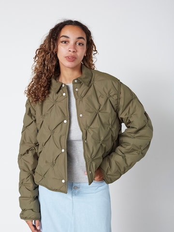 SISTERS POINT Přechodná bunda 'EQA' – zelená: přední strana